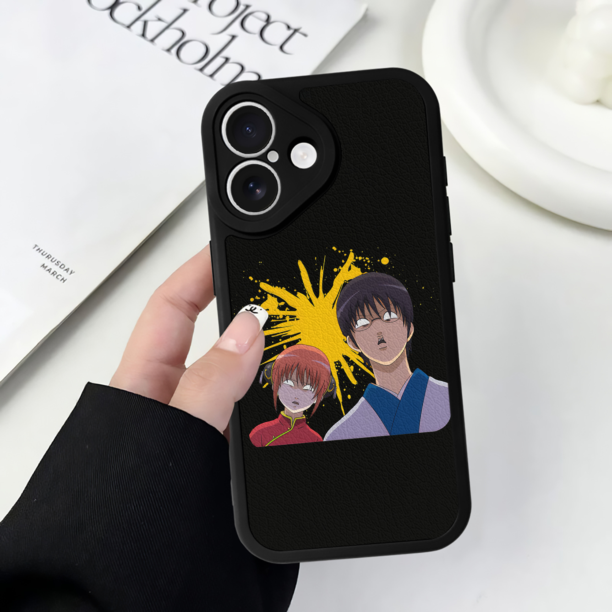 （画像用） ぎんたま 坂田銀時（さかたぎんとき） 神楽 志村新八（しむら しんぱち） GINTAMA Sakata Gintoki Kagura Shimura Shinpachi 【iPhone 16シリーズ対応】シリコンスマホケース（レザー調） 材質：シリコン